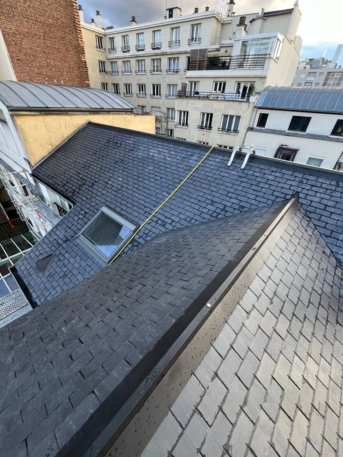 Versant d'ardoise repris rue par rue